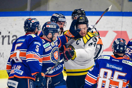 Gruff mellan Växjös Oliver Bohm och Brynäs Jacob
