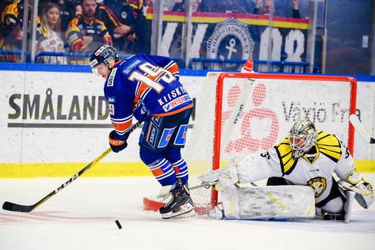 Växjös Tuomas Kiiskinen blir fälld av Brynäs målvakt