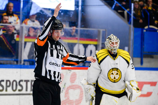 Domare Patric Bjälkander visar ut Brynäs målvakt David