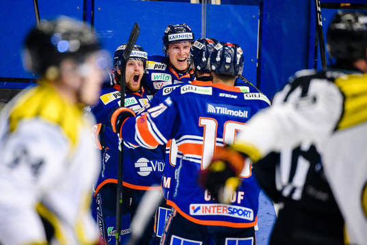 Växjös Brendan Shinnimin och Dennis Rasmussen jublar