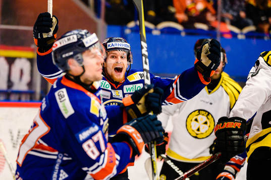 Växjös Brendan Shinnimin jublar