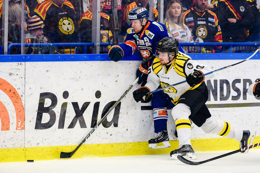 Brynäs Marcus Ersson tacklar Växjös Robert Rosén