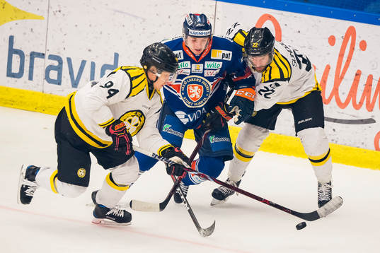 Växjös Linus Högberg mellan Brynäs Henrik Larsson och