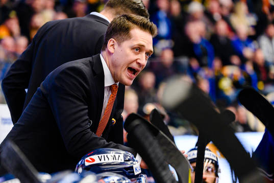 Växjös tränare Sam Hallam skriker