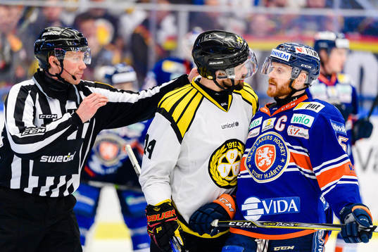 Gruff mellan Brynäs Johan Alcén och Växjös Liam Reddox