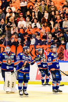 Växjös Liam Reddox och Joel Persson jublar framför fansen