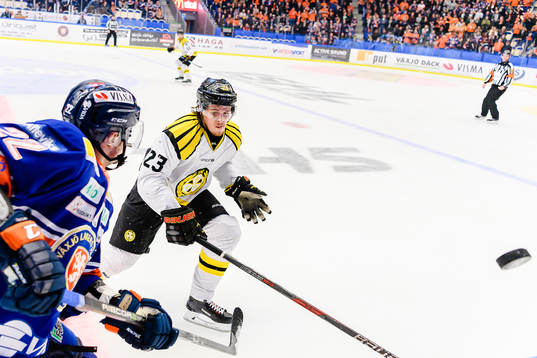 Brynäs Lucas Carlsson jagar pucken