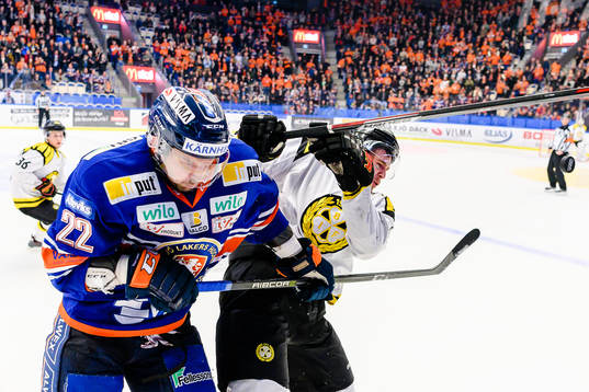 Brynäs Lucas Carlsson tacklas av Växjös Janne Pesonen