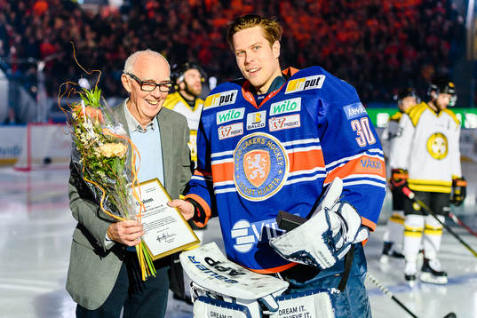 Växjös målvakt Viktor Fasth tilldelas Honken Trophy som