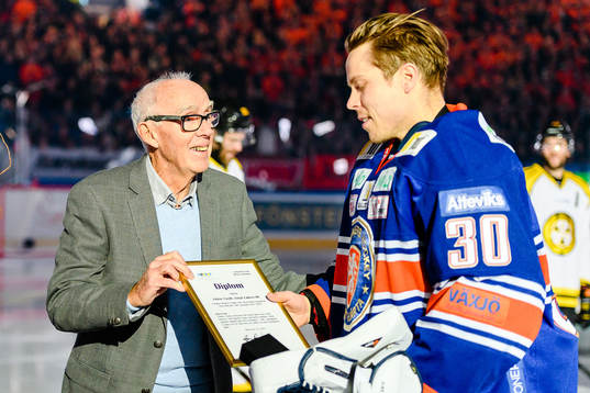 Växjös målvakt Viktor Fasth tilldelas Honken Trophy som