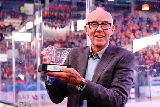 Leif "Honken" Holmqvist poserar med Honken Trophy före