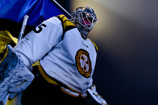 Brynäs målvakt David Rautio på väg ut till period två