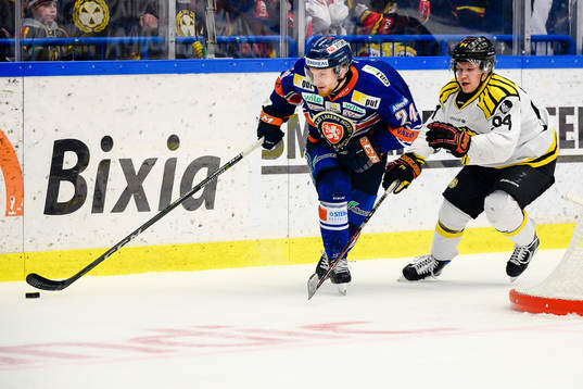 Växjös Brendan Shinnimin jagas av Brynäs Henrik Larsson
