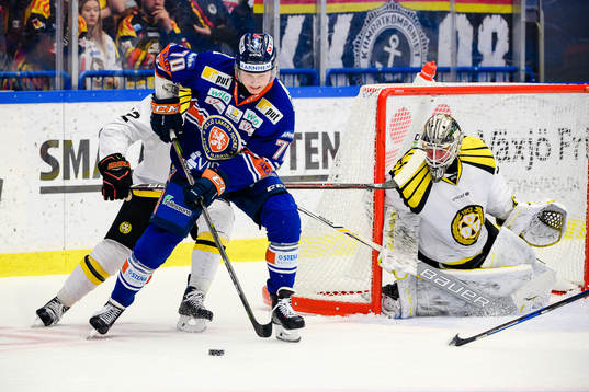 Växjös Dennis Rasmussen oroar vid Brynäs målvakt David