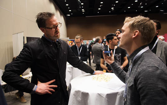 Rikard Norling, tränare AIK, pratar med media
