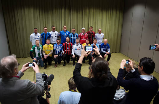 Tränarna ställer upp för en gruppbild