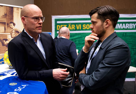 Sundsvalls tränare Joel Cedergren pratar med Oscar Lundh,