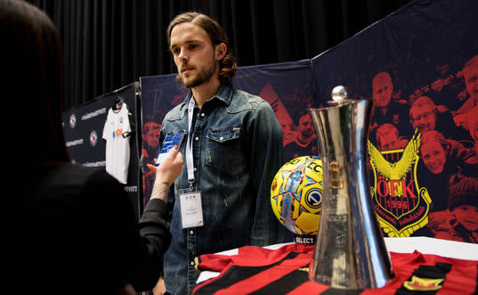 Tom Pettersson, Östersund, pratar med media