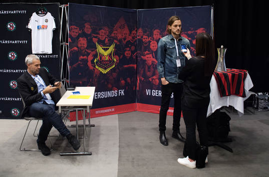 Östersunds Tom Pettersson pratar med media