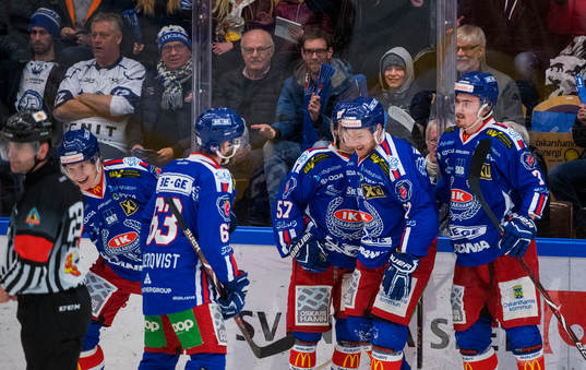 Oskarshamns Jonas Engström jublar med lagkamrater