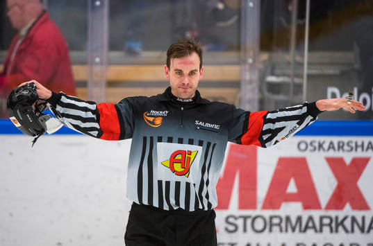Domaren Richard Magnusson gör en wash-out och dömer bort