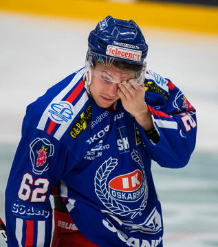 Oskarshamns Manuel Ågren fick en puck i ansiktet