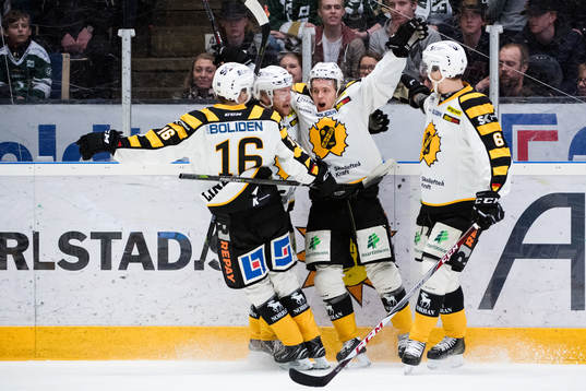 Skellefteås Tim Söderlund jublar