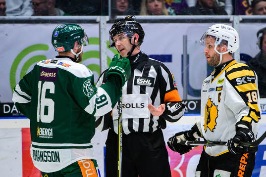 Färjestads Alexander Johansson, domare Linus Öhlund och