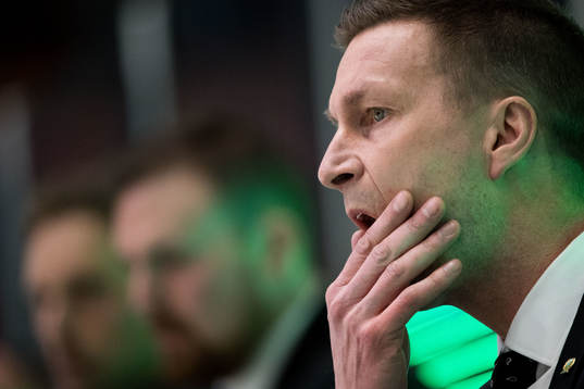 Färjestads tränare Johan Pennerborn deppar