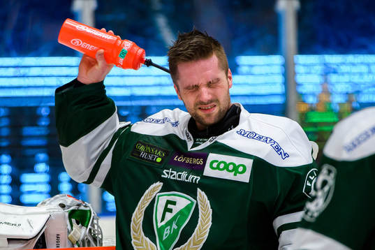 Färjestads målvakt Lars Haugen svalkar sig