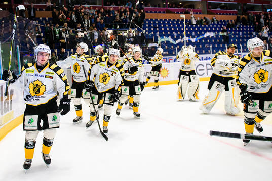 Skellefteås spelare jublar och tackar publiken
