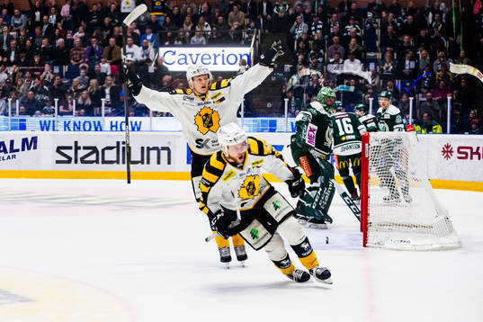 Skellefteås Sebastian Ohlsson och Linus Lindström jublar
