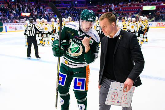 Färjestads Johan Ivarsson pratar med Skellefteås tränare
