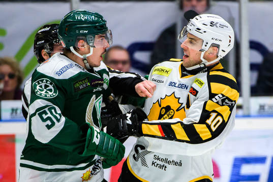 Färjestads Sebastian Erixon i en kamp med Skellefteås