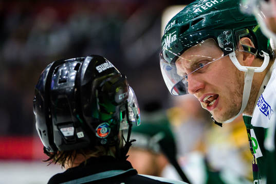 Färjestads Johan Ryno i en diskussion med en linjedomare