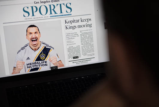 En person läser på en dator att Zlatan Ibrahimovic