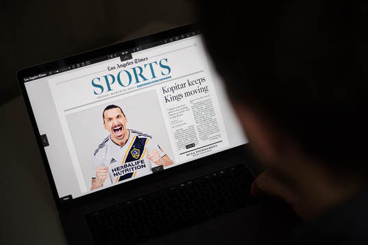 En person läser på en dator att Zlatan Ibrahimovic
