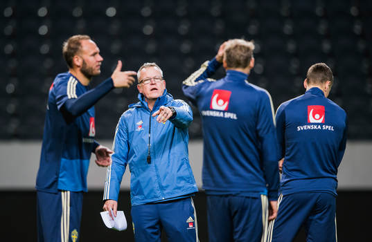 Sveriges förbundskapten Janne Andersson instruerar Andreas