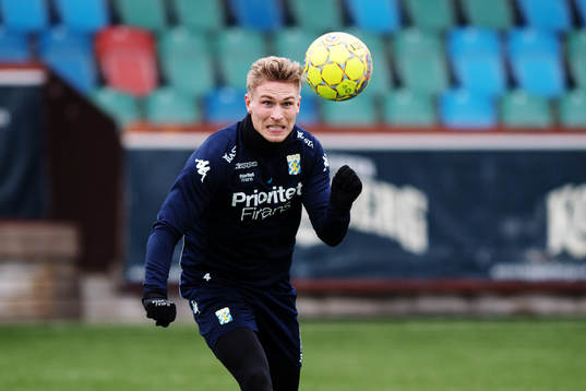 Carl Starfelt nickar bollen