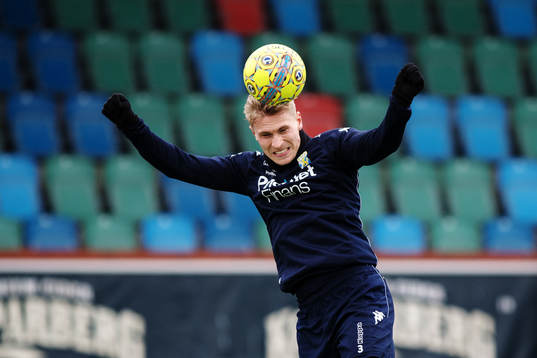 Carl Starfelt nickar bollen