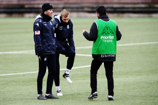 Emil Salomonsson och Sebastian Eriksson instrueras av