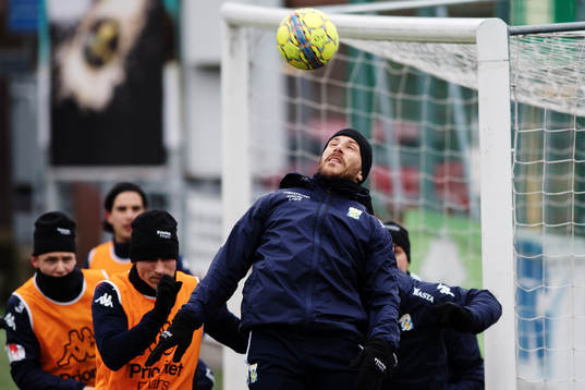 Tobias Hysén nickar bollen