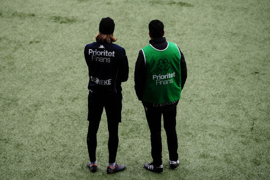 Elias Mar Omarsson och tränare Poya Asbaghi diskuterar