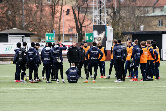 Spelare och ledare samlade i en ring