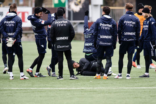 En spelare sitter på någon