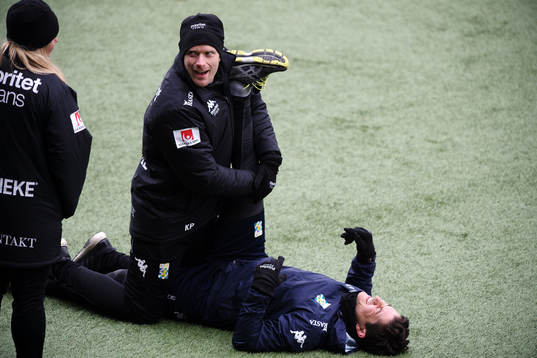 David Boo Wiklander får hjälp att stretcha