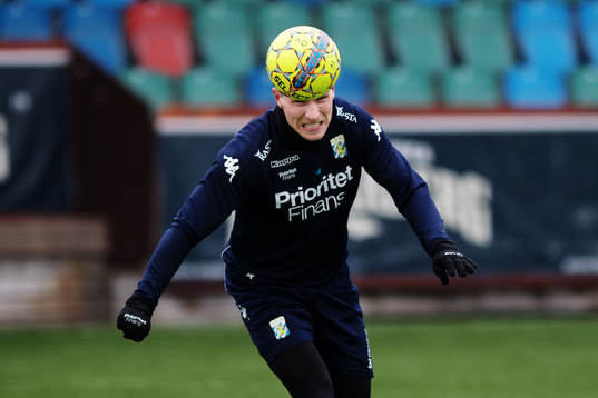 Carl Starfelt nickar bollen