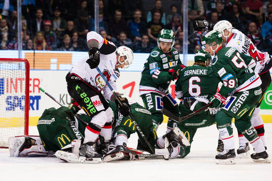 Stökigt framför Frölundas målvakt Johan Gustafsson