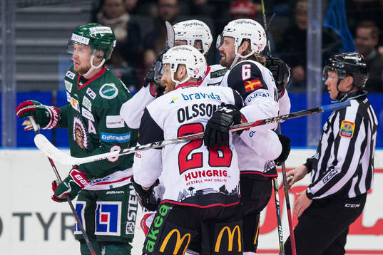 Malmö Redhawks Johan Olofsson jublar och omfamnas