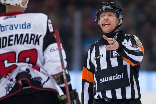 Domare Mikael Holm pratar med Malmö Redhawks Fredrik